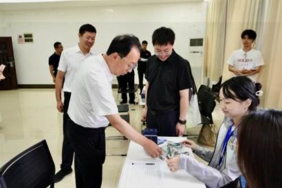 副校長在研究生報道點查看